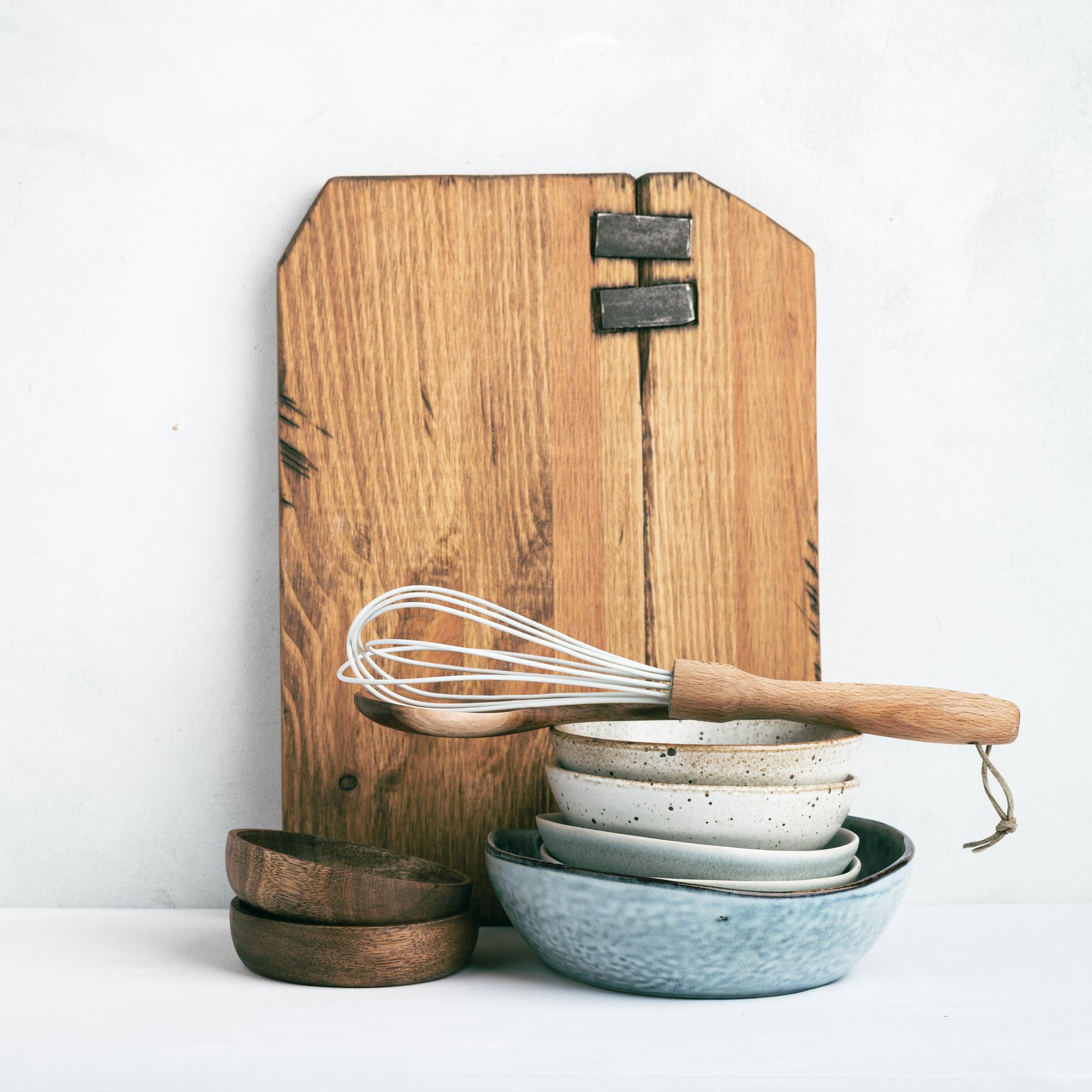 Set di strumenti da cucina su banco in legno